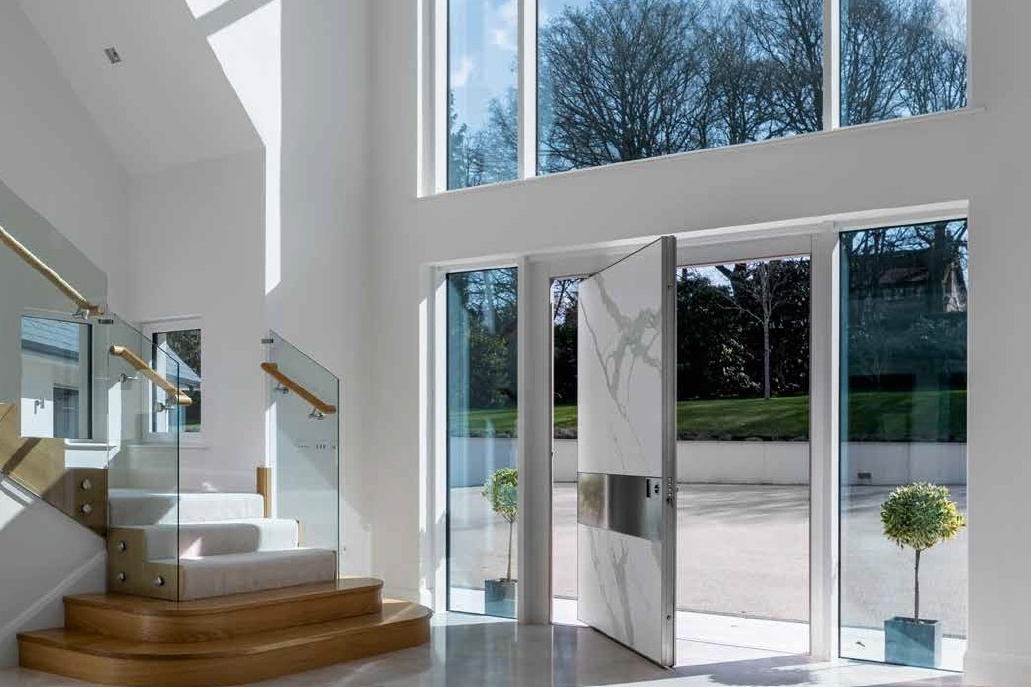 SYNUA 1690x2340 mm White laminam + nerez / skrytá zárubňa