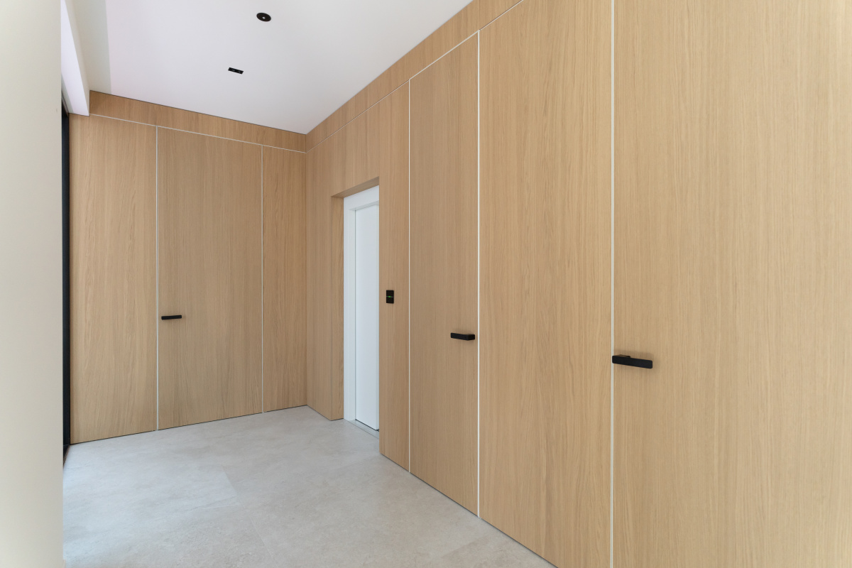 Po dokončení montáže RASOLINE 55 (Lualdi) skrytá ALU dyha Shinnoki Ivory Oak, čierna mat klučka