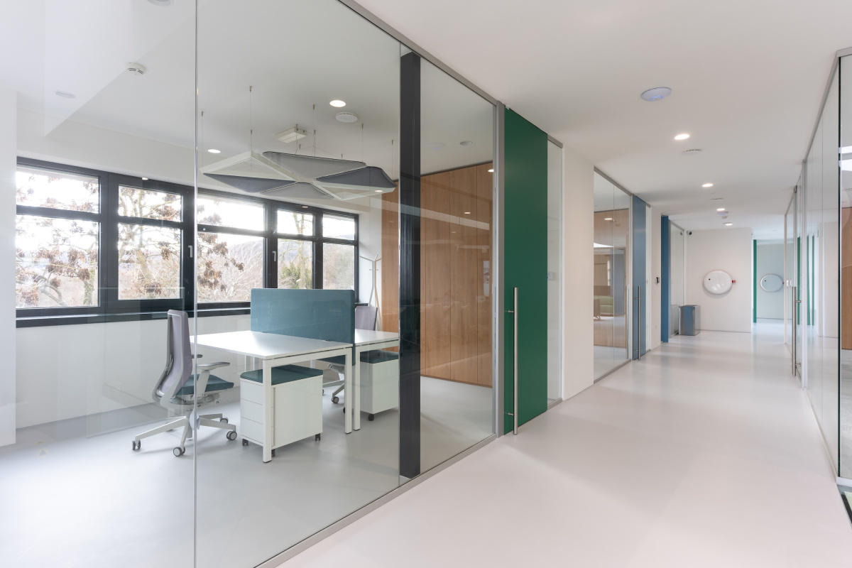 Sklenené priečky + Compass pivot RAL 6000