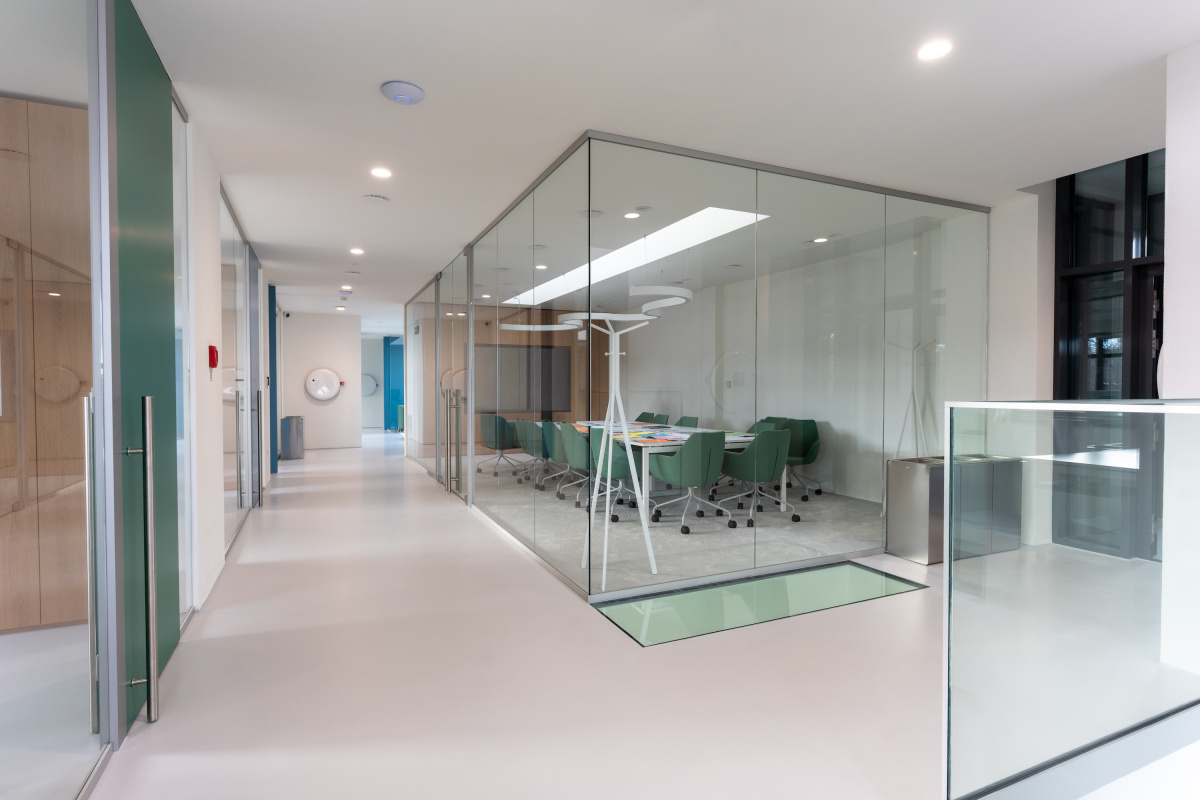 Sklenené priečky + Compass pivot