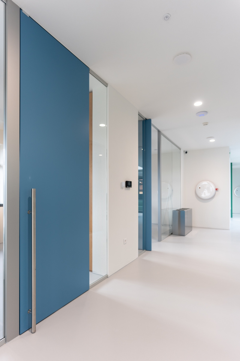 Sklenené priečky + Compass pivot RAL 5024