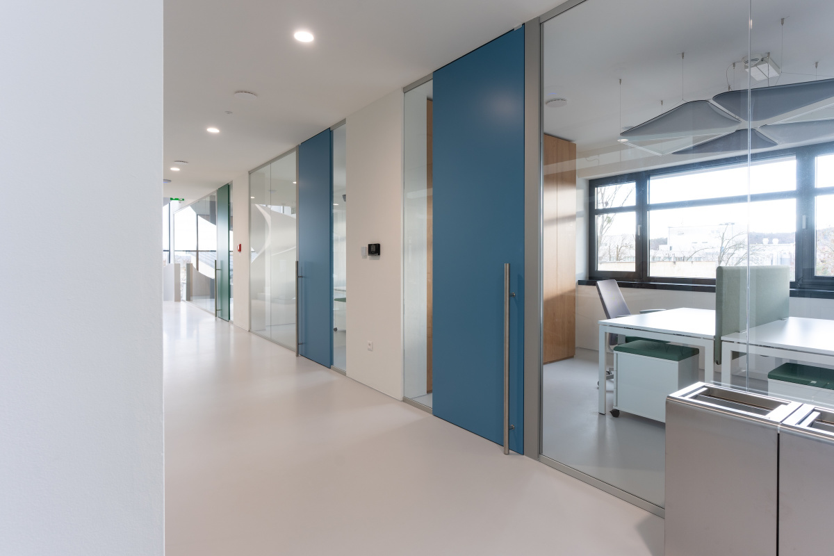 Sklenené priečky + Compass pivot RAL 5024