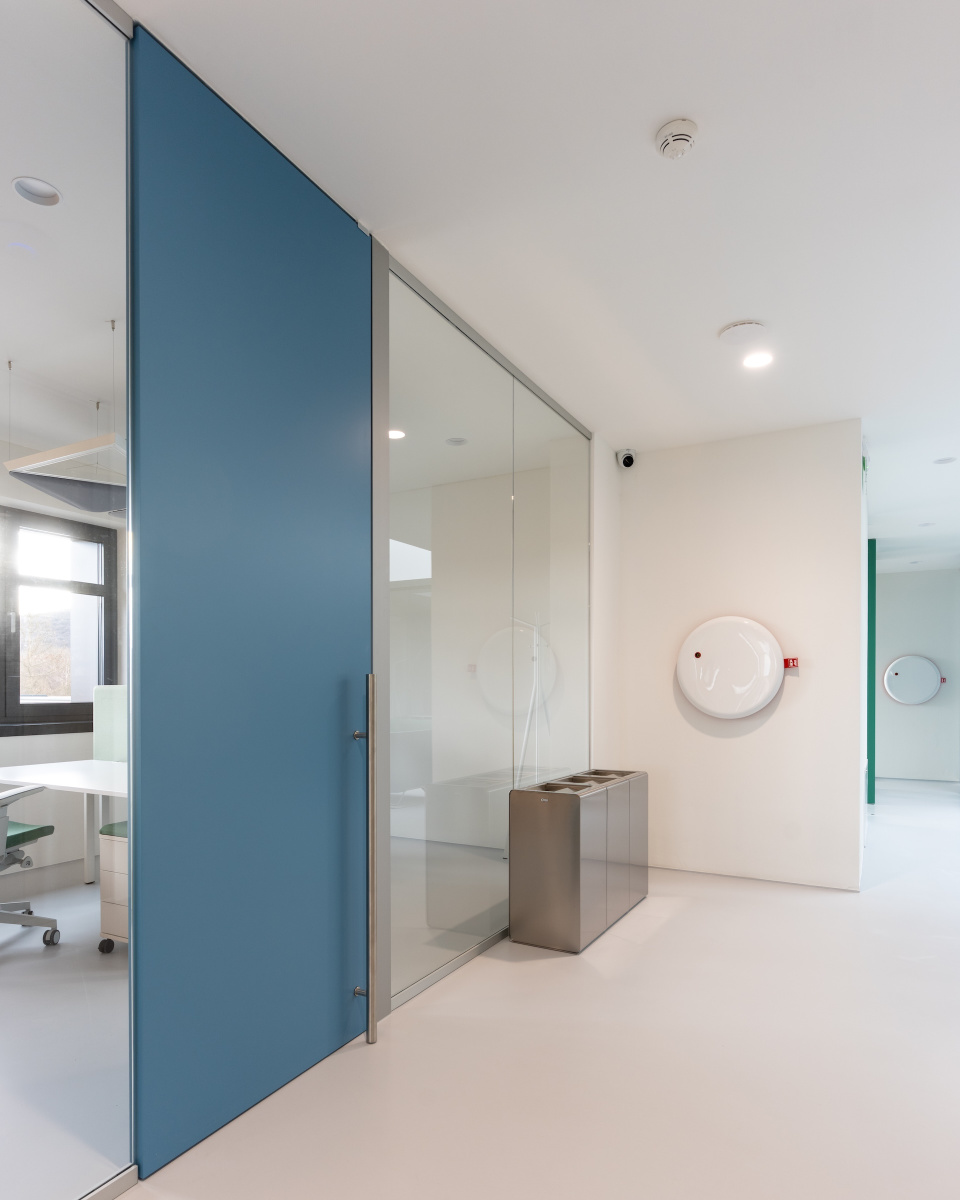 Sklenené priečky + Compass pivotSklenené priečky + Compass pivot RAL 5024