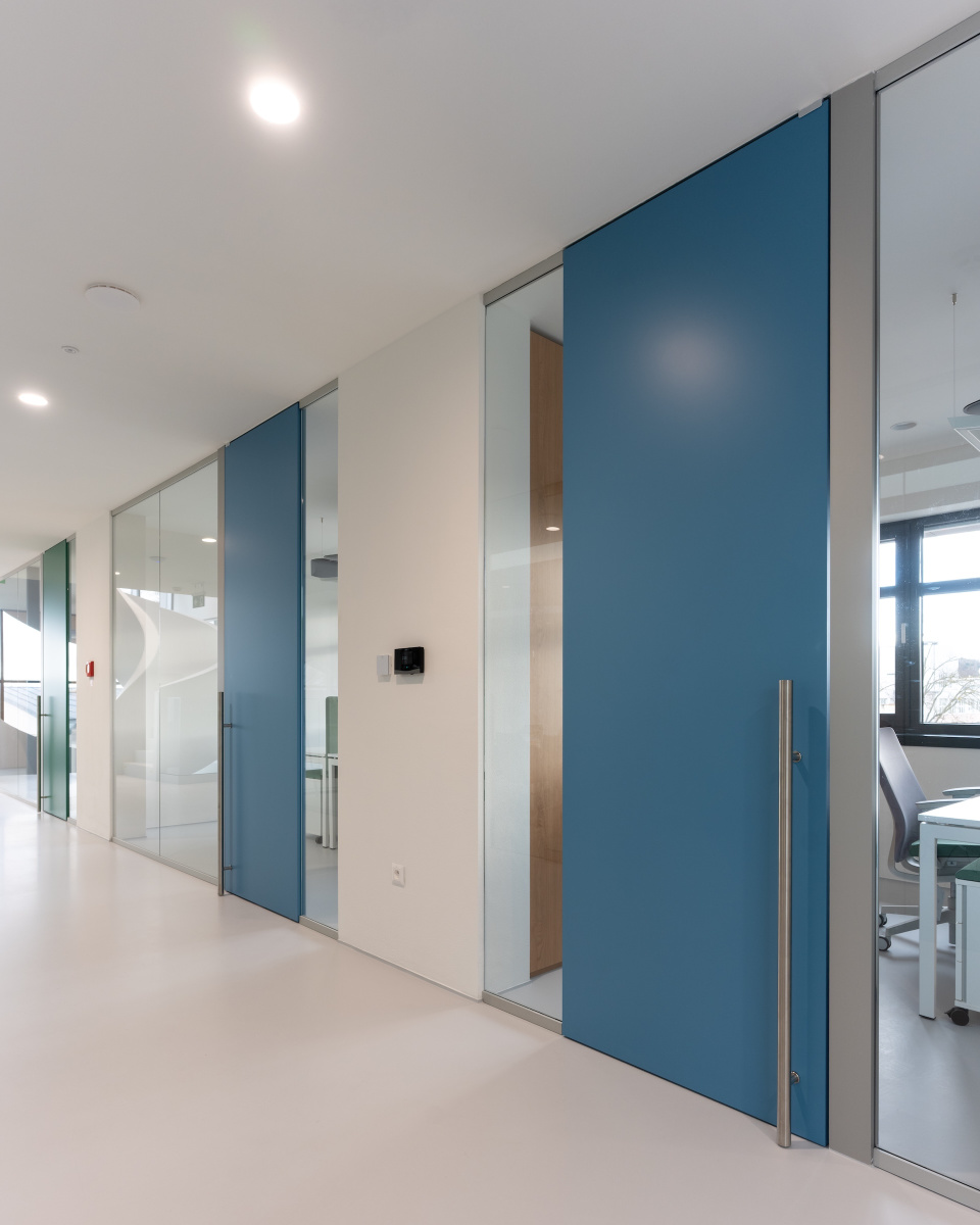 Sklenené priečky + Compass pivot RAL 5024 a 6000