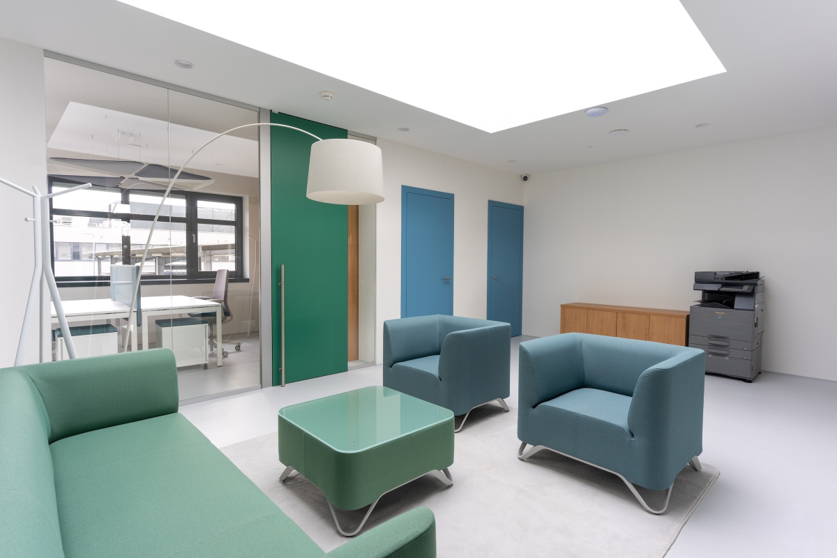 Sklenené priečky + Compass pivot RAL 6000 + Moon RAL 5024