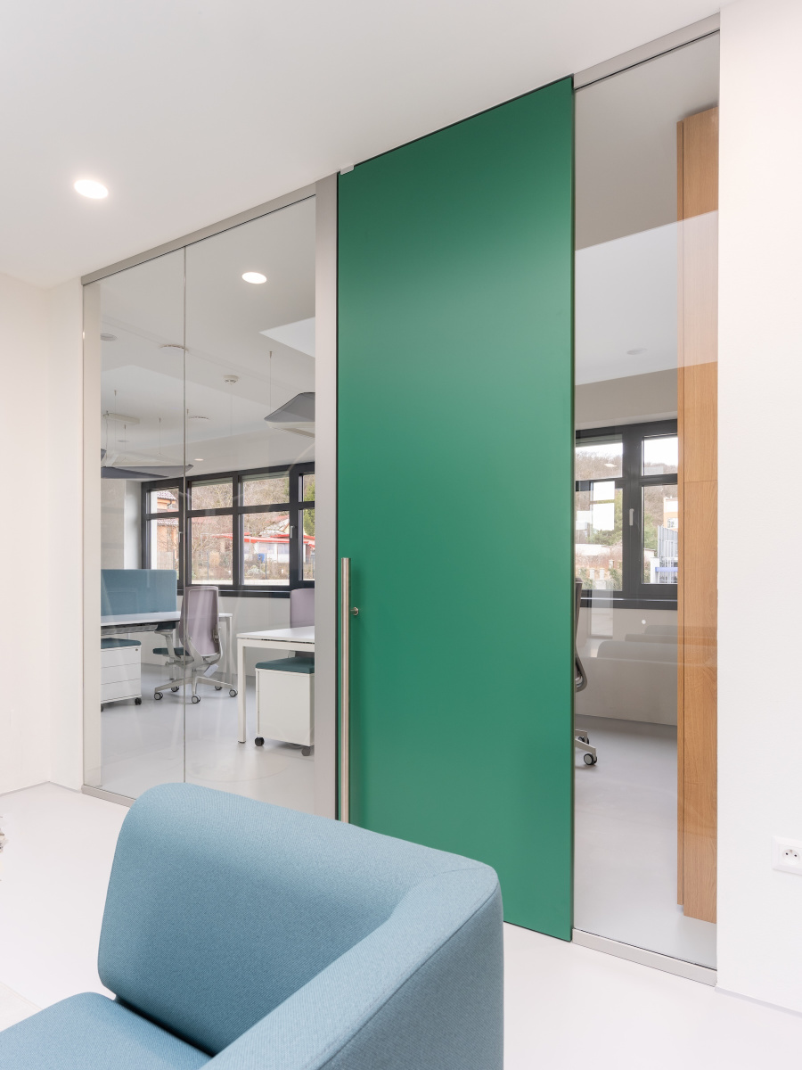 Sklenené priečky + Compass pivot RAL 6000