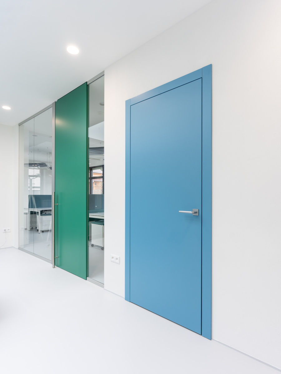 Sklenené priečky + Compass pivot RAL 6000 + Moon RAL 5024