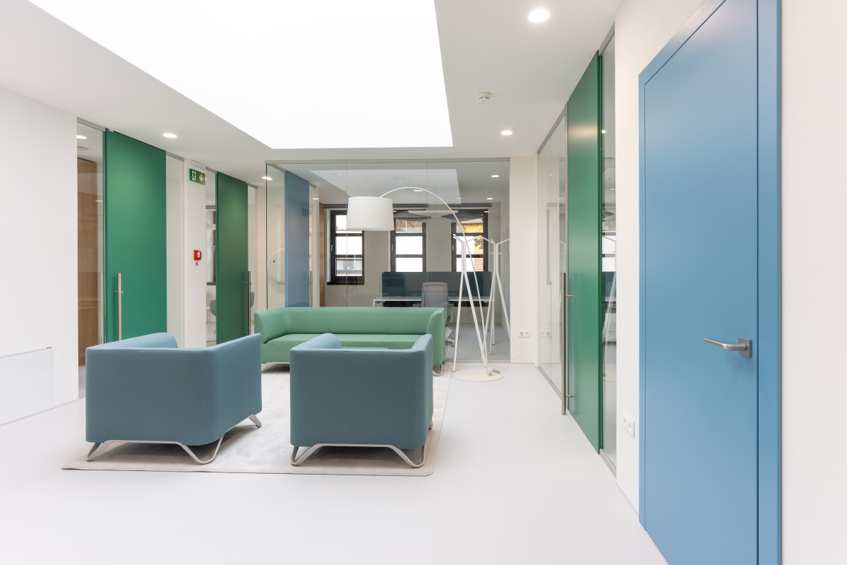 Sklenené priečky + Compass pivot RAL 6000 + Moon RAL 5024