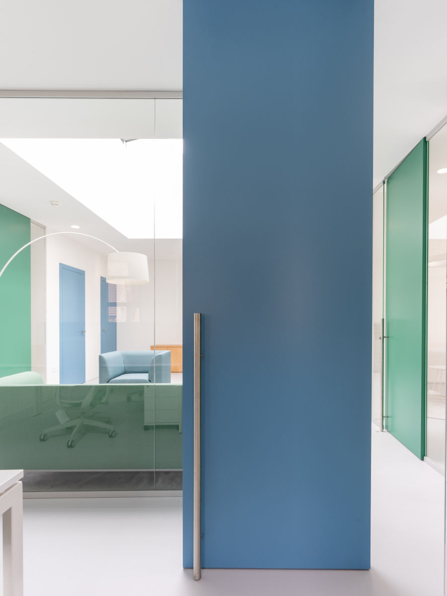 Sklenené priečky + Compass pivot RAL 5024