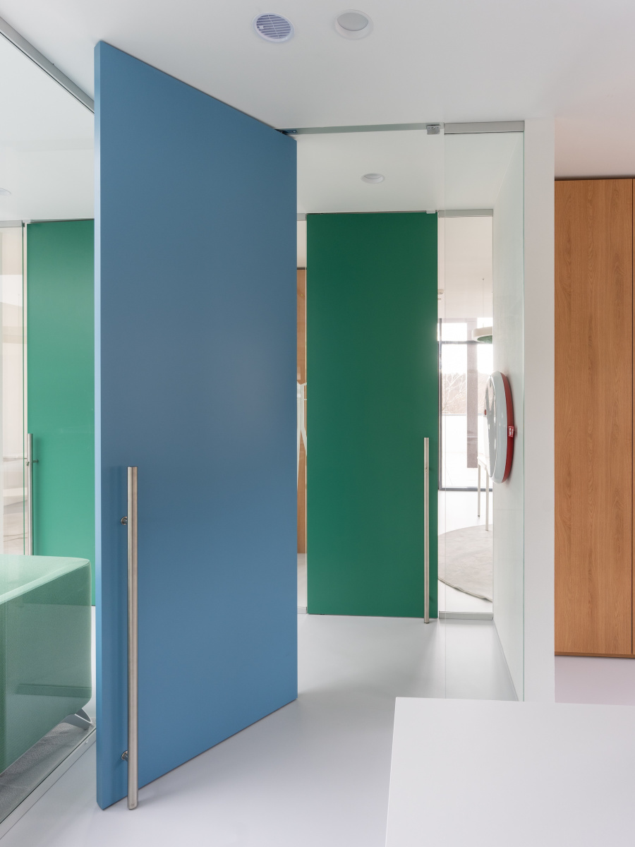 Sklenené priečky + Compass pivot RAL 5024 a 6000